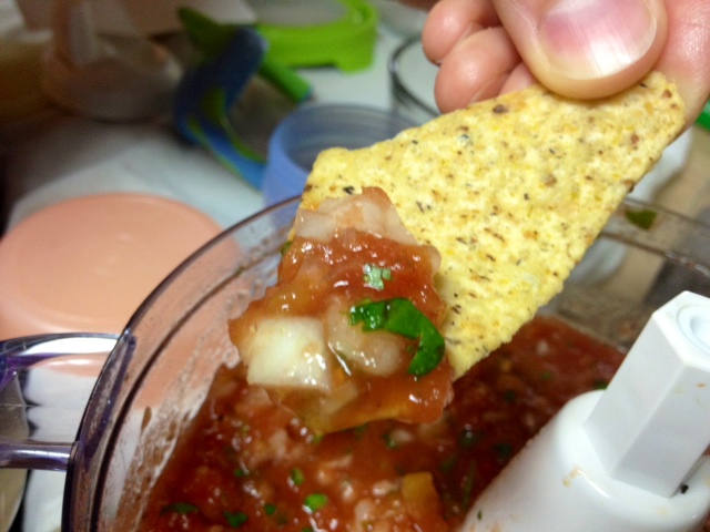Best, Easy Homemade Salsa | This fresh salsa recipe is my family's favorite, and gets devoured at every gathering.  It only takes a few ingredients that are easy to find, and is a total crowd-pleaser.  A perfect dip for a party! #salsa #freshsalsa