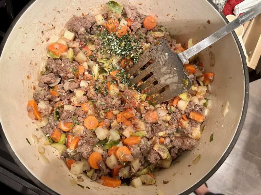 30+ Easy Weeknight Meal Ideas | It can be exhausting to figure out healthy dinner ideas constantly...here are a few dozen of my favorite easy weeknight dinners to help you create a great weekly meal plan! Delicious & healthy weeknight dinners for the family or for just one or two people.