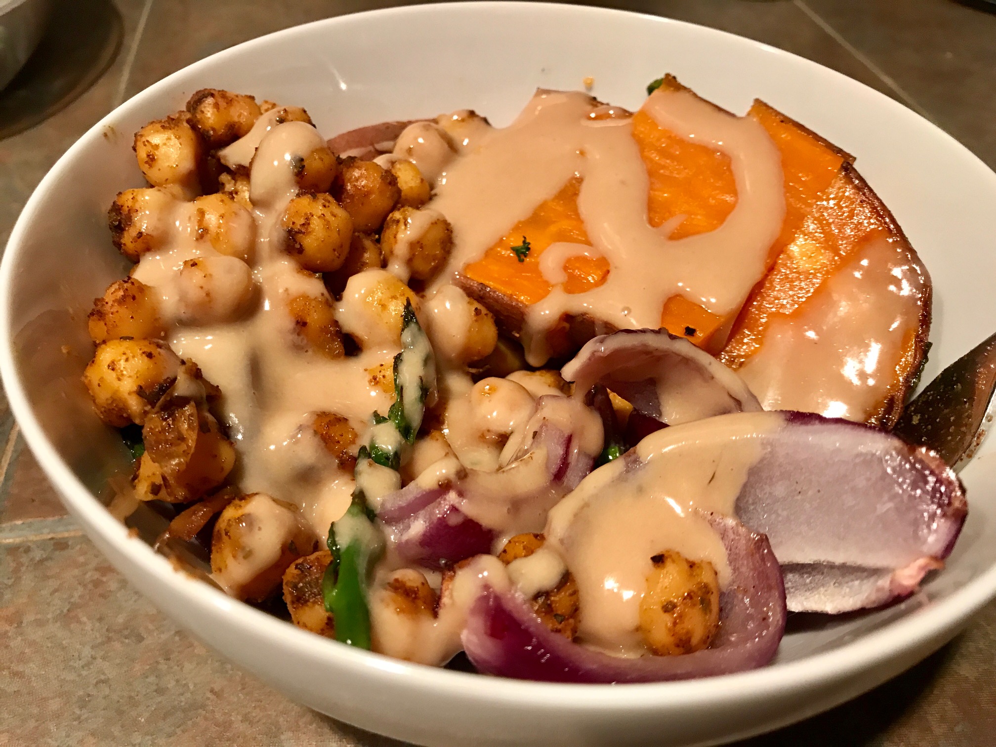 Sweet Potato Chickpea Buddha Bowl with Maple Tahini Sauce...delicious plant-based recipe, gluten-free and vegan. Fast and easy vegetarian recipe, delicious and perfect for a lunch at work! #gf