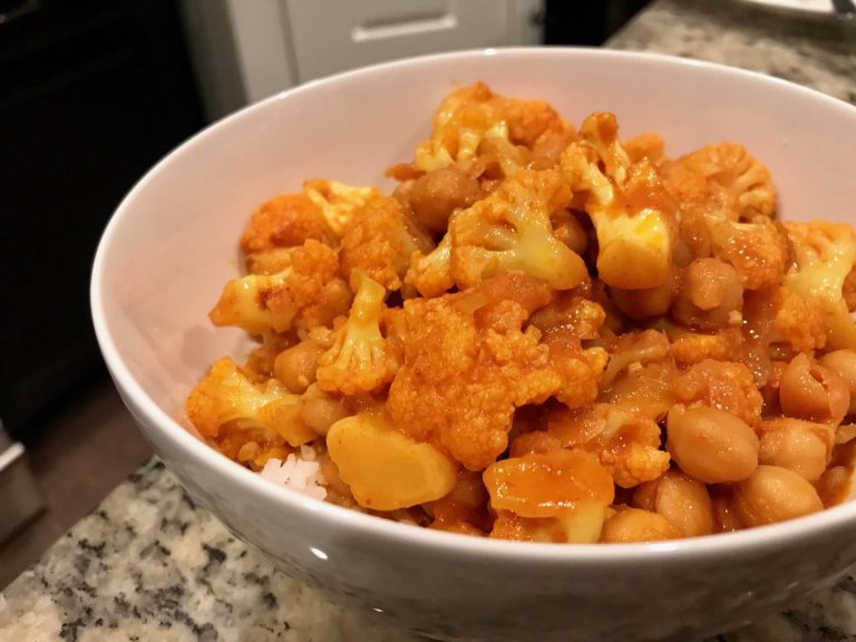 One-Pot Yellow Cauliflower Chickpea Curry (vegan)