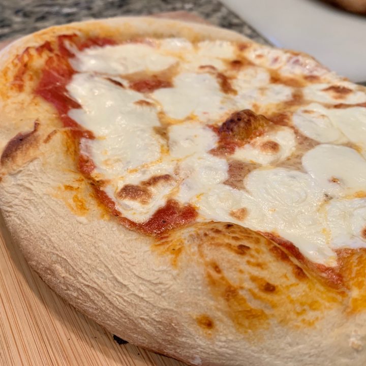 Simple No-Cook Tomato Sauce For Margherita Pizza