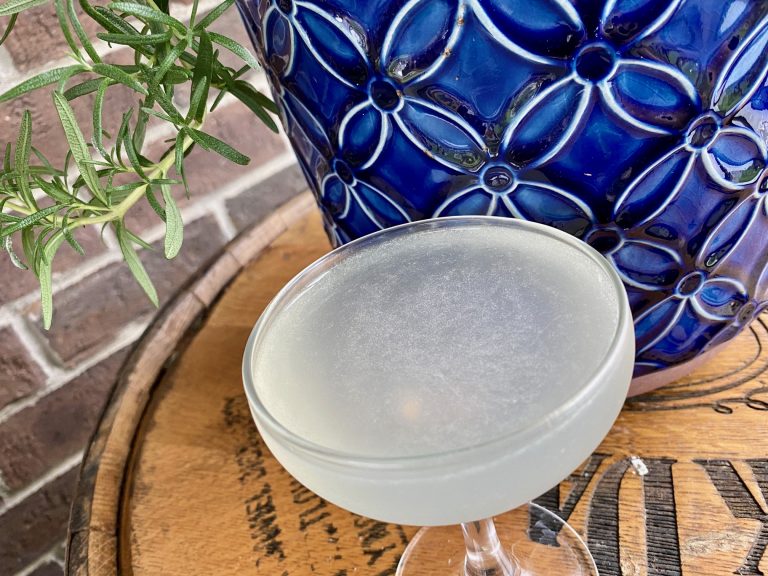 Simple 3-Ingredient Classic Gin Gimlet Cocktail