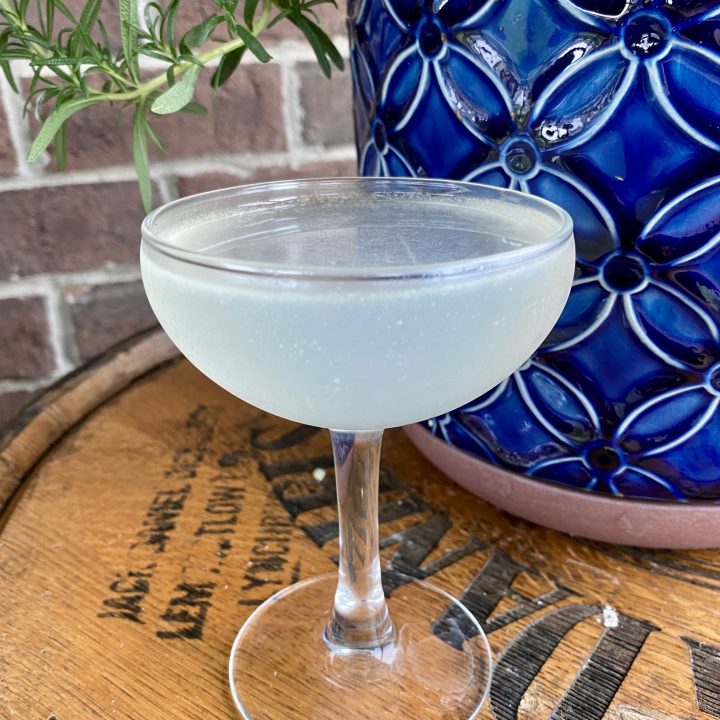 Simple 3-Ingredient Classic Gin Gimlet Cocktail