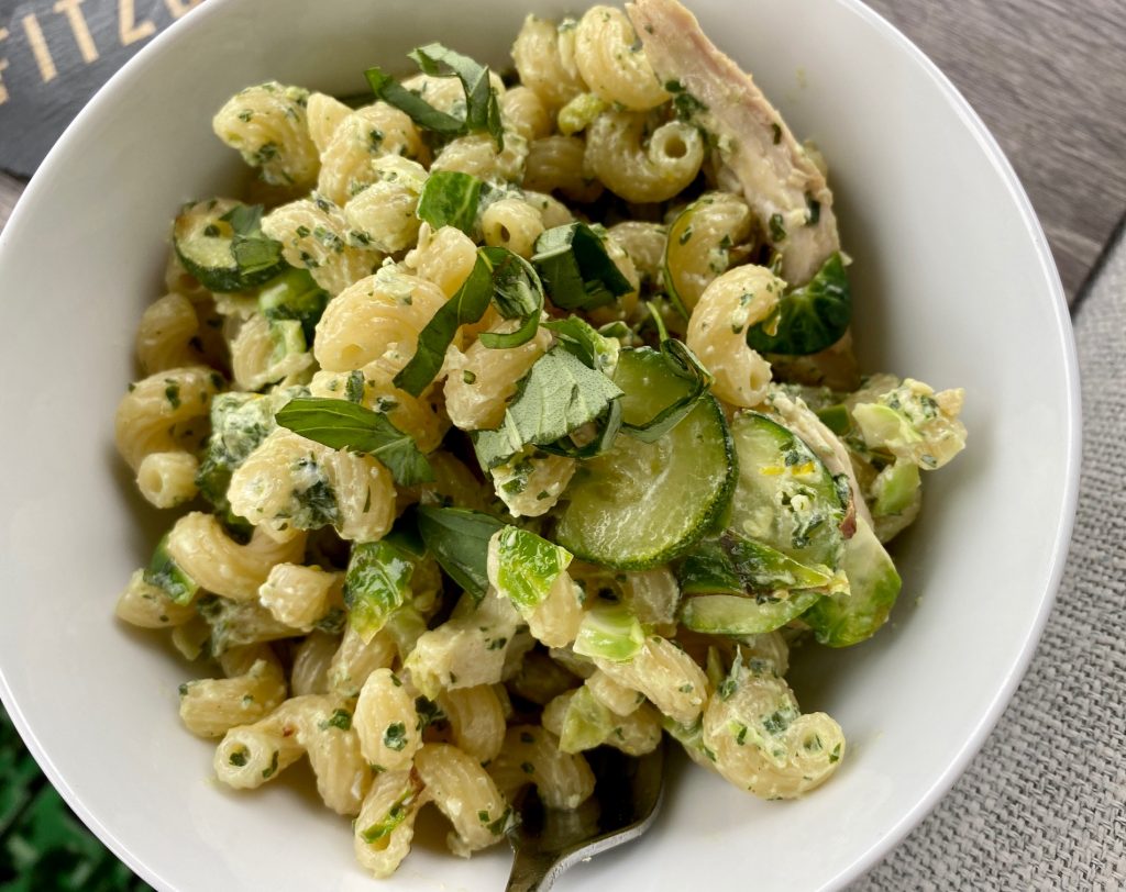 Pesto Goat Cheese Pasta with Zucchini | This is a perfect summer pasta, full of summer's fresh produce, with fresh basil and zucchini in a tangy light sauce. Ready in less than 30 minutes, a super easy vegetarian dinner recipe, perfect for meatless Monday | finding time for cooking