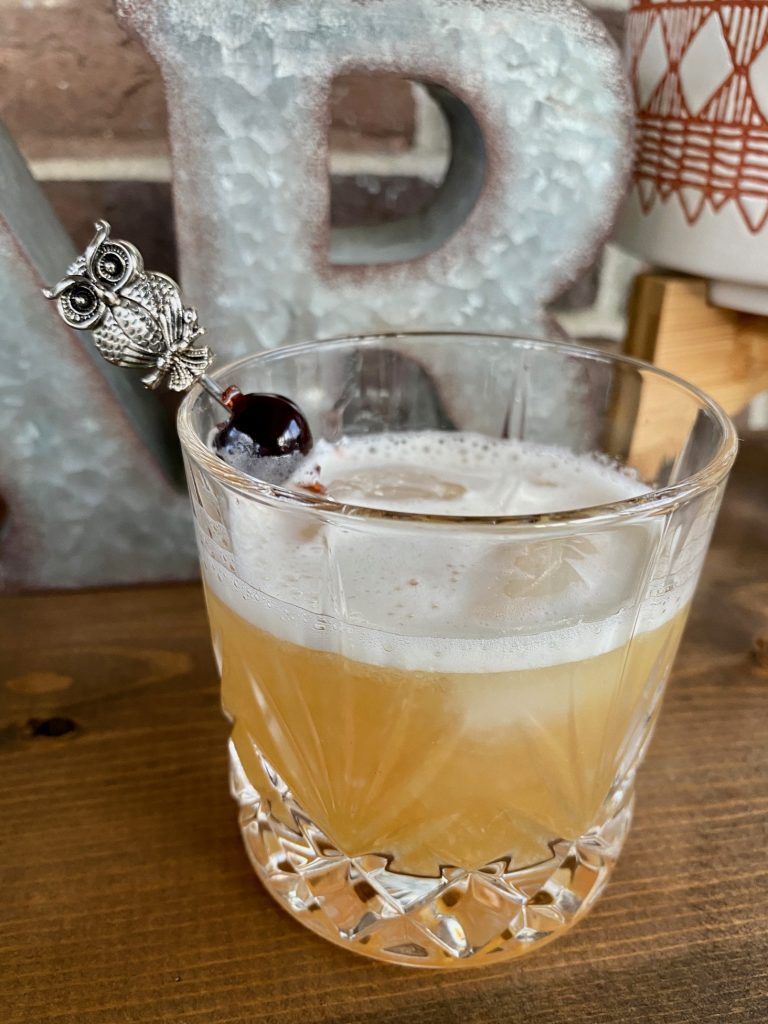 The Best Amaretto Sour | How to make an amaretto sour cocktail (with bourbon!)...a modern take on this classic cocktail, the best amaretto sour recipe. An easy cocktail that's perfect for any occasion. What to make with amaretto, easy drink recipe! #amaretto #cocktail #drinkrecipe