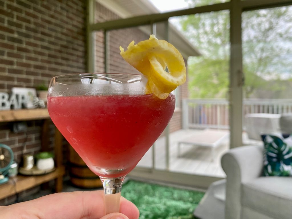 How to make this delicious grown-up take on cherry lemonade...a cherry lemon gin cocktail