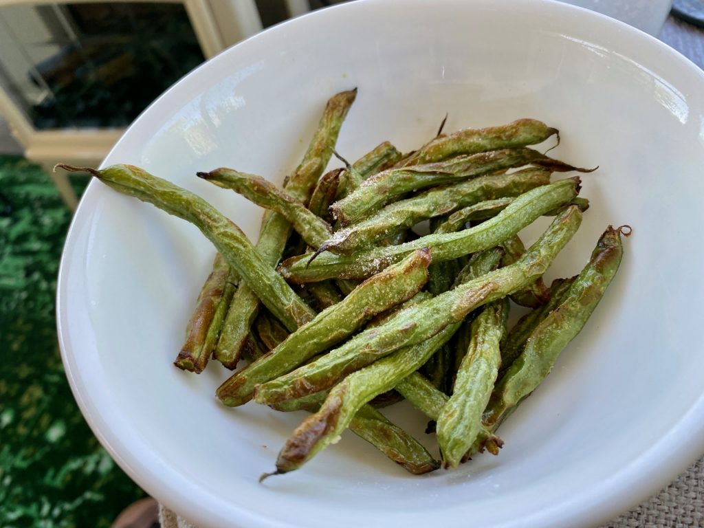 Easy & Healthy Air Fryer Green Beans | These "green bean fries" only take a few minutes to make & are a great easy side dish recipe. 10-minute side dish, vegetarian recipe, air fryer recipe. #airfryer #greenbeans #easysidedish 