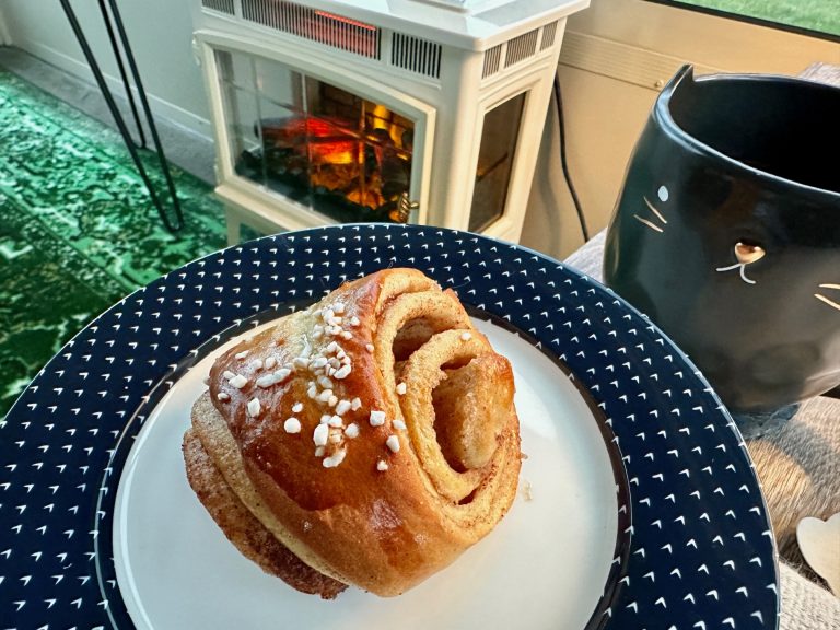 Traditional Finnish Cinnamon Buns (Korvapuusti)