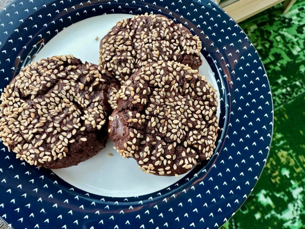 These delicious dark chocolate tahini cookies are super easy and gluten-free, vegan, and nut-free. 