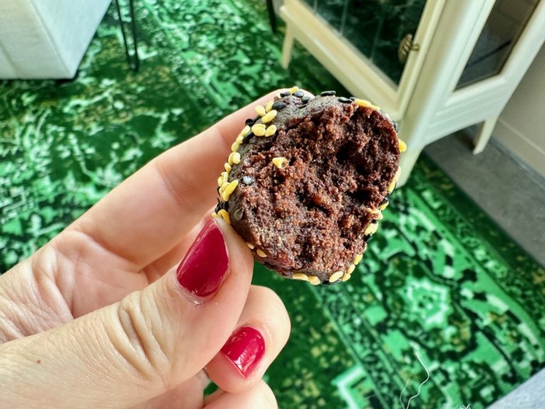 5-Ingredient Healthy Chocolate, Date, & Tahini Truffles