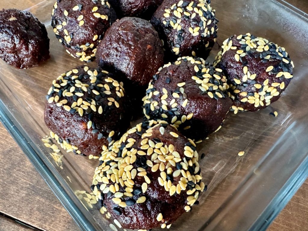 Healthy Dark Chocolate, Date, & Tahini Truffles | These healthy chocolate truffles are made of dates, tahini, & cocoa powder...a sweet treat that's super easy to make, naturaly gluten-free & dairy-free, as well as vegan.