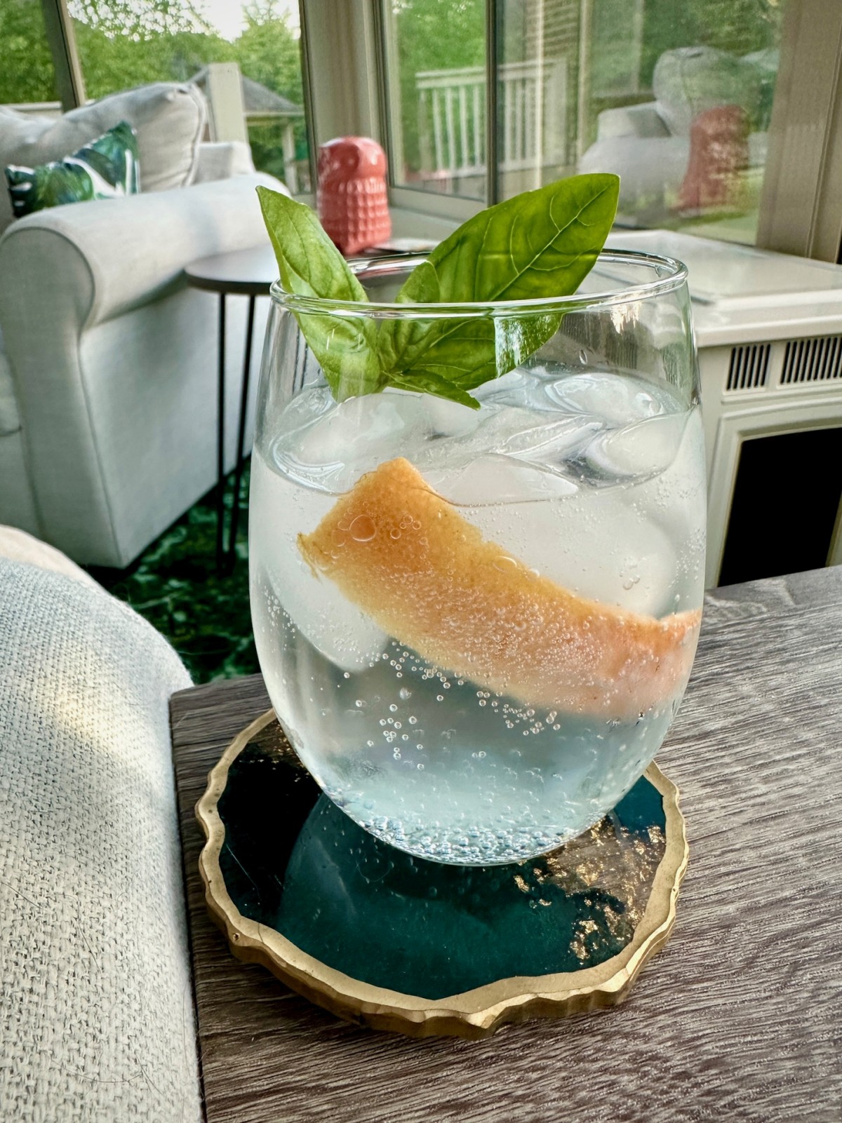 Forget your boring gin & tonic with lime and whip up this refreshing grapefruit basil gin & tonic! 