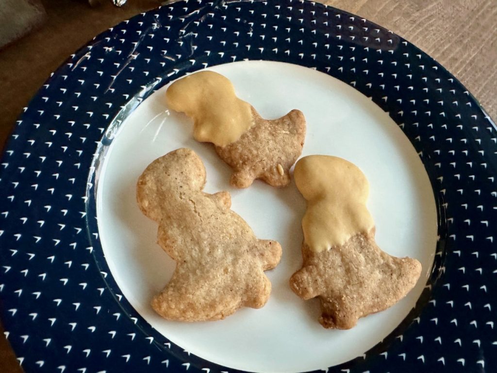 Easy Chai Spiced Shortbread Cookies | This delicious chai shortbread is melt-in-your-mouth perfection. These chai cookies are easy to make, packed with warm spices & a hint of orange, a lovely treat! Easy cookie recipes, chai desserts, chai spices, afternoon tea recipes. #cookierecipes #cookies #chaispice #shortbread Easy Chai Spiced Shortbread Cookies with Caramelized White Chocolate Glaze - T-rex shape