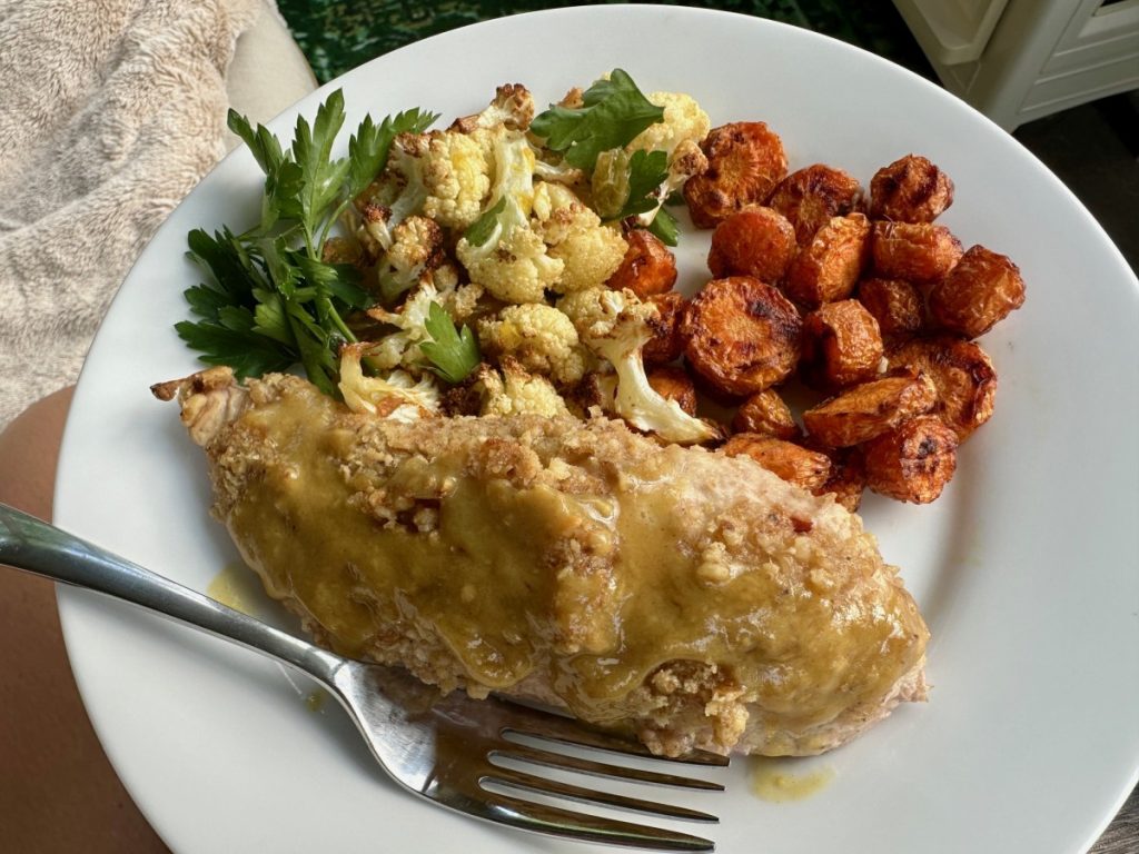 Easy, Delicious Walnut-Crusted Chicken | These walnut-crusted chicken breasts are SO delicious and shockingly easy...a perfect weeknight dinner, or something fancy for a dinner party