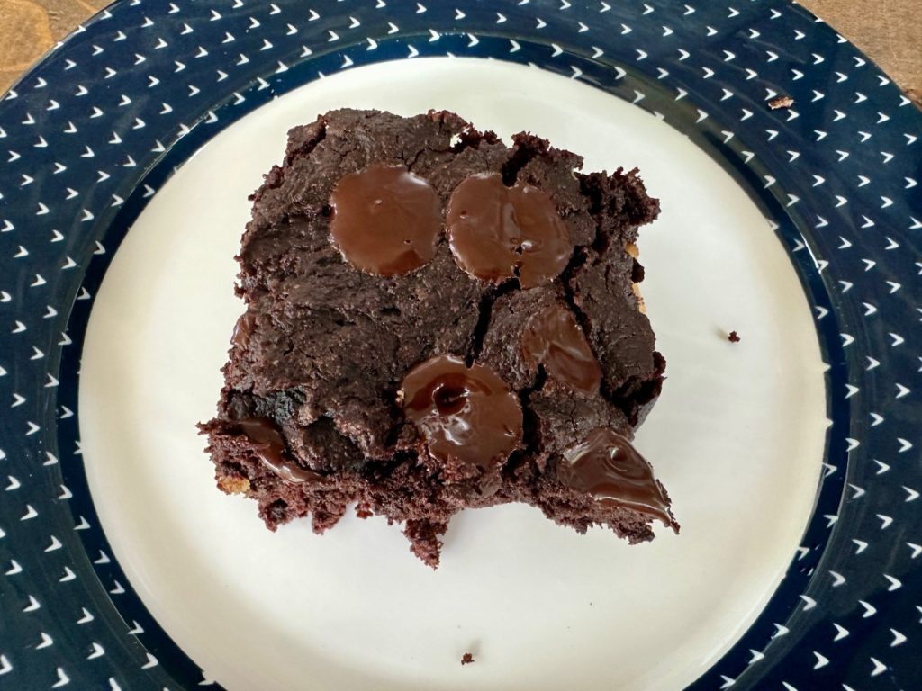 Easy Fudgy Gluten-Free Brownies | These fudgy gluten-free vegan brownies are SO delicious, & super easy to make...a fairly healthy but still indulgent dessert option that avoids many common dietary restrictions (including nuts!). 