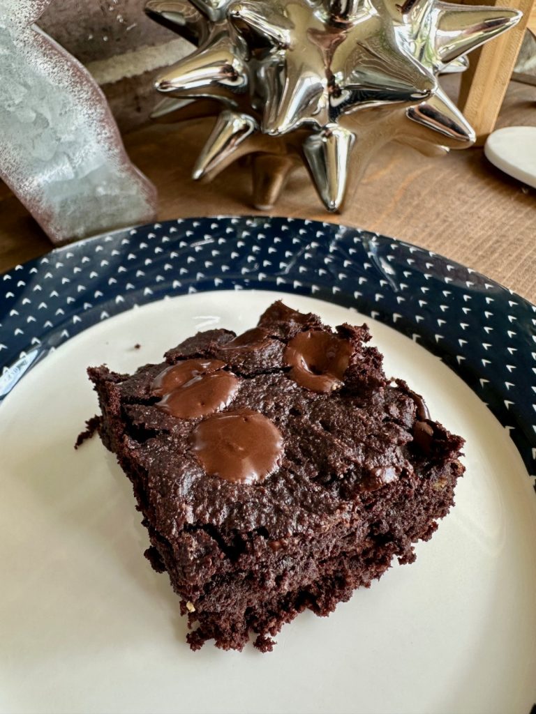Easy Fudgy Gluten-Free Brownies | These fudgy gluten-free vegan brownies are SO delicious, & super easy to make...a fairly healthy but still indulgent dessert option that avoids many common dietary restrictions (including nuts!). 