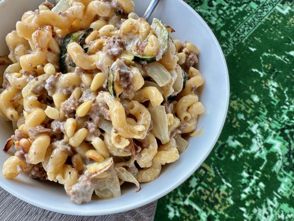 Easy, Addictive Beef & Zucchini Pasta with White Wine, Oregano, Pine Nuts, & Goat Cheese | This delicious pasta is PACKED with flavors, so easy to make & absolute heaven! 