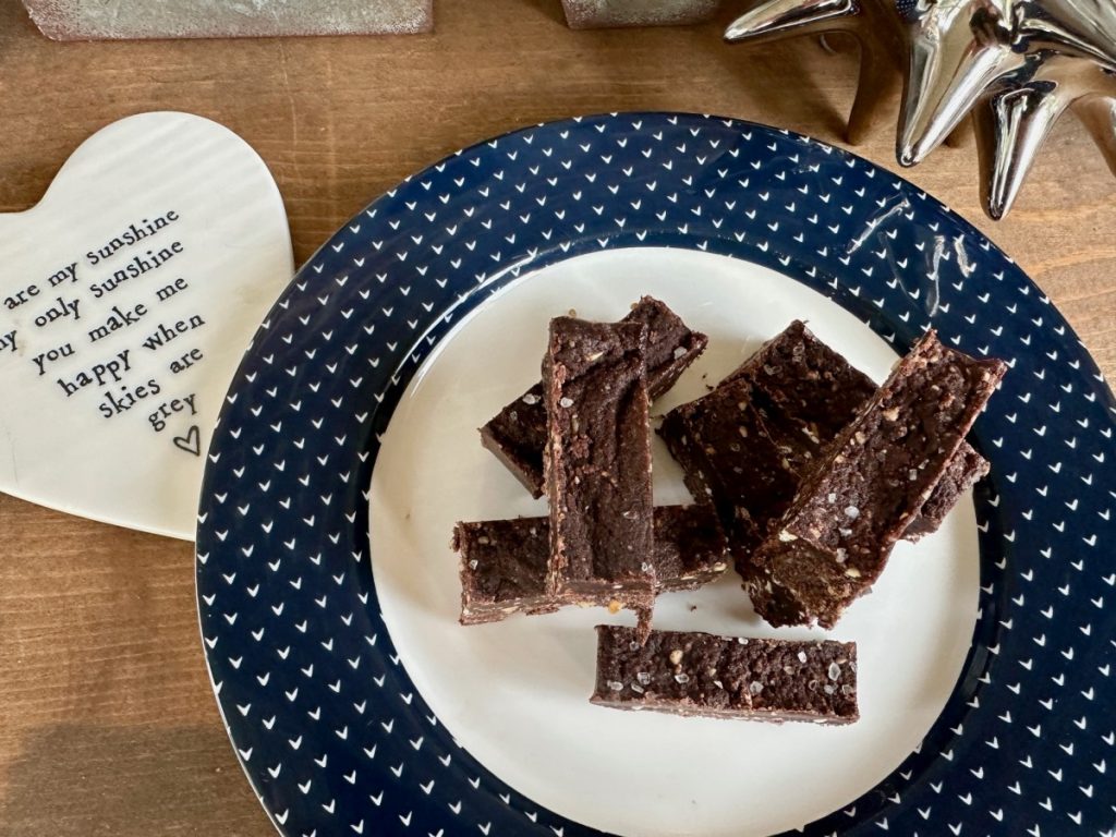 This copycat Honey Mama's recipe for peanut butter cup truffle fudge bar is absolute perfection
