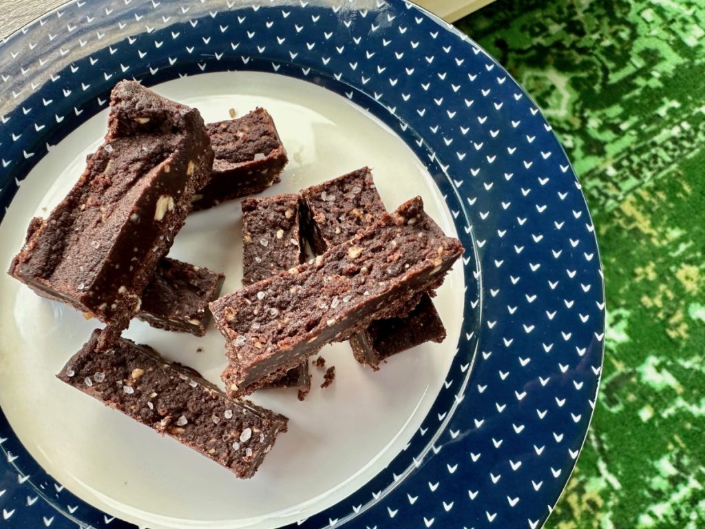 This copycat Honey Mama's recipe for peanut butter cup truffle fudge bar is absolute perfection...delicious flavor and great texture, filled with whole, healthy ingredients, & can be whipped up in just a few minutes (keeps well in the fridge for at least a couple weeks). A healthy chocolate-peanut butter dessert or snack to have on hand for any occasion. Honey Mama's copycat truffle bar, best healthy dessert, make-ahead healthy dessert. #healthydessert #dessert #gf 