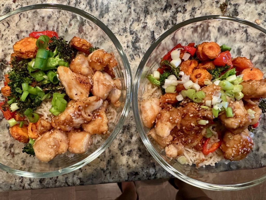 Meal Prep: Honey Sesame Chicken Bowls | These healthy honey sesame chicken bowls are the perfect meal prep option, bursting with flavor and packed with veggies! 