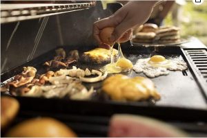 Kitchen gift ideas for cooks & bakers - a flat-top grill converter