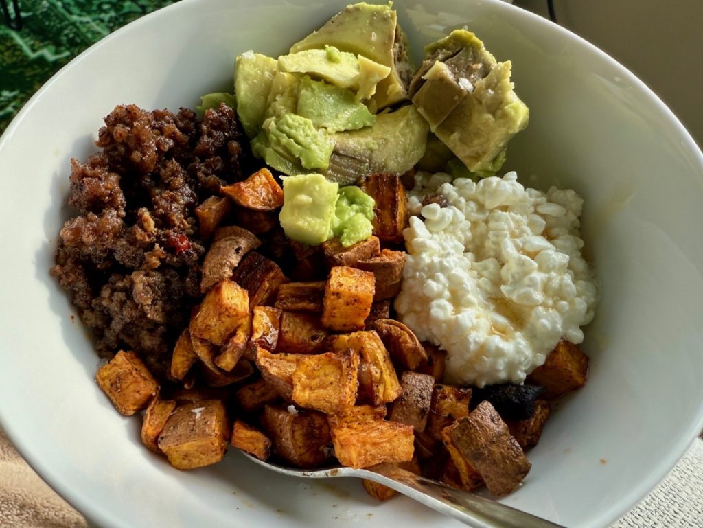 This super easy, delicious viral Tiktok hot honey beef bowl recipe needs to go in your weekly dinner rotation...it's fast, healthy, & a crowdpleaser!