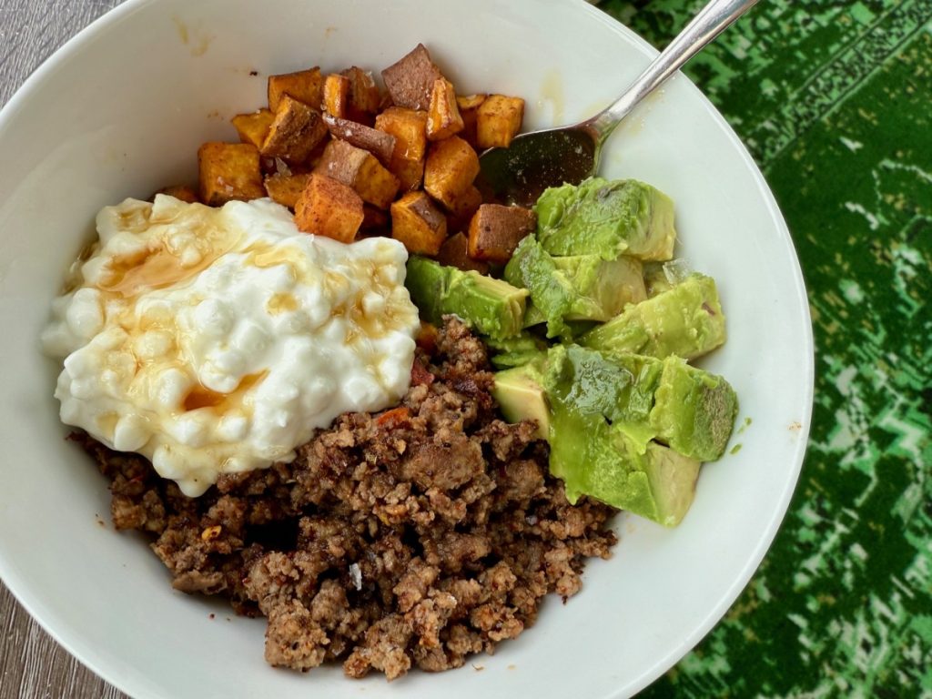 This super easy, delicious viral Tiktok hot honey beef bowl recipe needs to go in your weekly dinner rotation...it's fast, healthy, & a crowdpleaser!