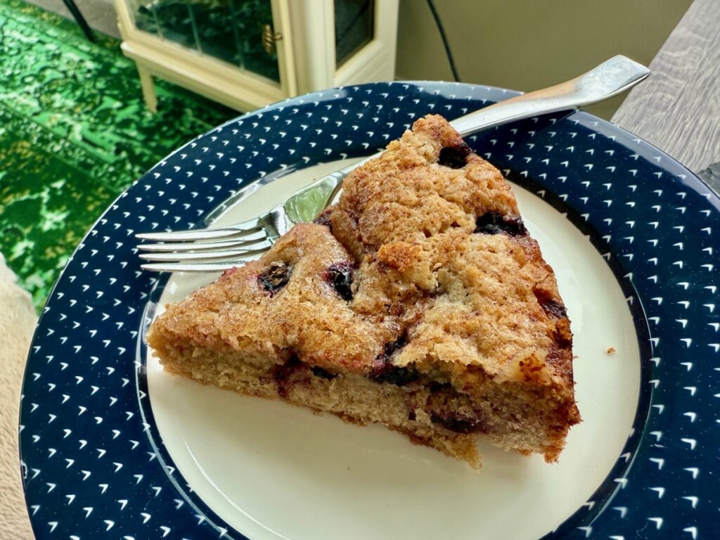 How to make an easy summer berry cake with fresh blueberries & cherries