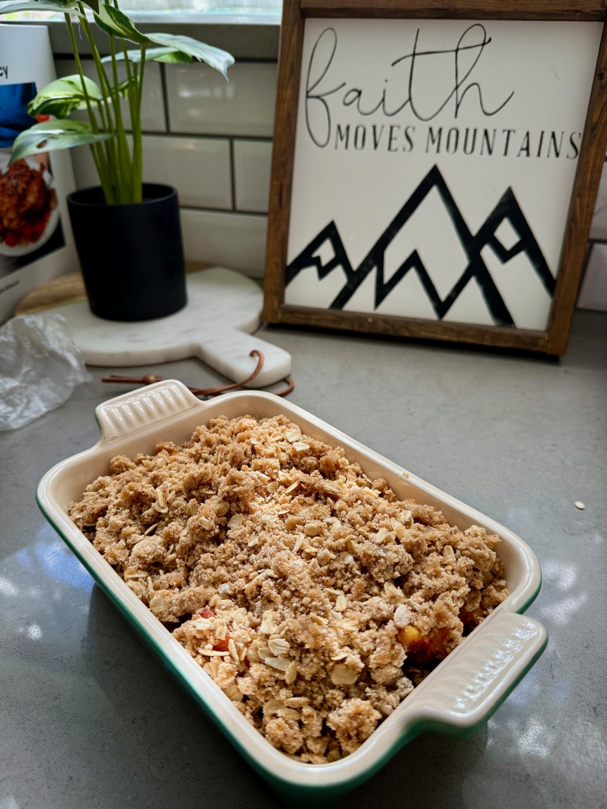 The Perfect Peach Crisp | This brown butter bourbon peach crisp is the ultimate version of this American classic, and a pure summer treat! All you need are delicious ripe peaches and only a few minutes of hands-on time. The is the best peach crisp out there. The topping can be made gluten-free if needed. What to make with fresh peaches, peach desserts, fruit dessert recipes. #peachcrisp #bestdesserts #dessertrecipes #summerrecipes