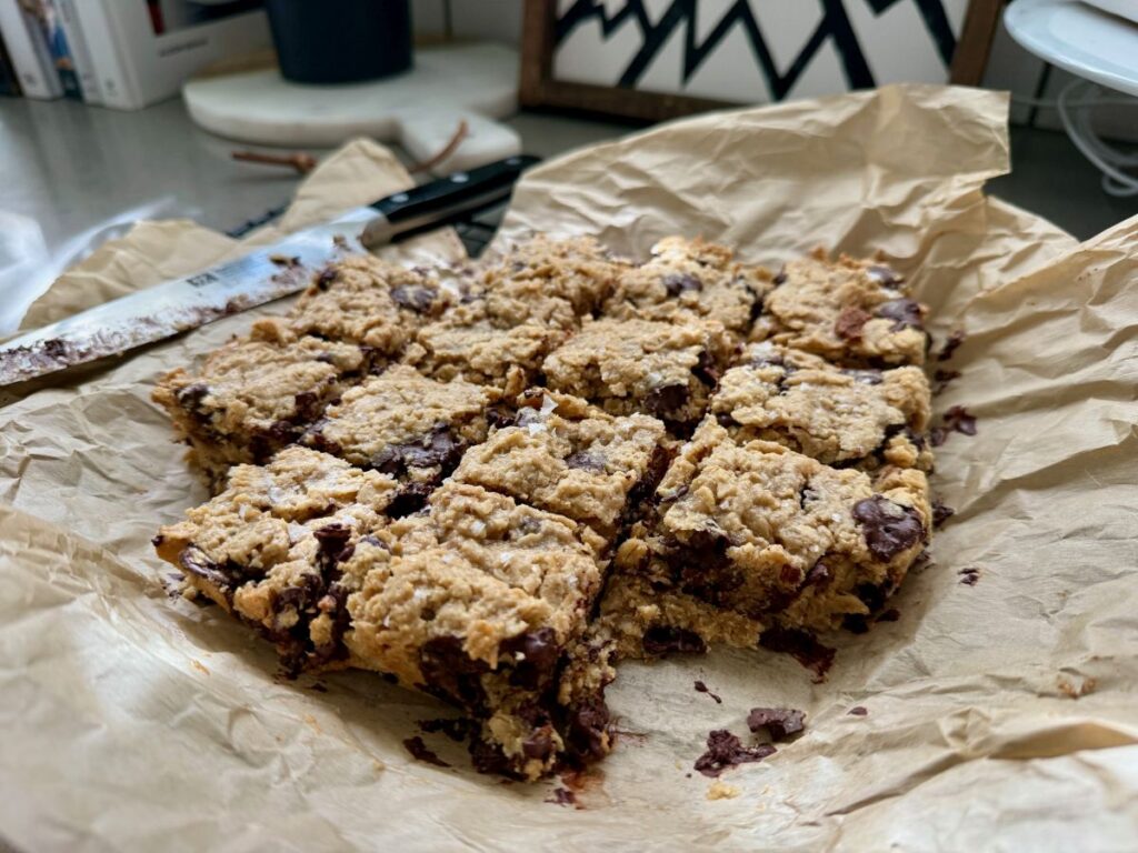 Tahini Maple Oat Bars with Dark Chocolate Chunks | These easy, healthy oat bars are packed with dark chocolate chunks and totally delicious despite being crazy healthy.  You can stir them together in just a couple minutes, and have an easy, healthy dessert ready to eat in less than an hour. 