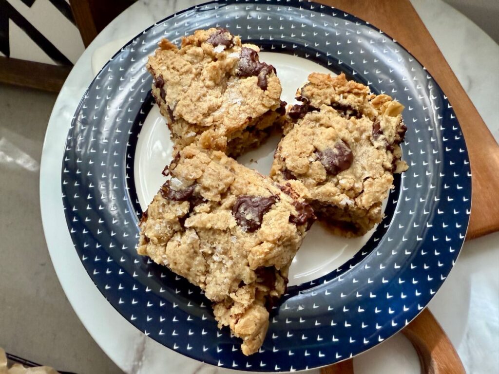 Tahini Maple Oat Bars with Dark Chocolate Chunks | These easy, healthy oat bars are packed with dark chocolate chunks and totally delicious despite being crazy healthy.  You can stir them together in just a couple minutes, and have an easy, healthy dessert ready to eat in less than an hour.  They also happen to be naturally gluten-free, dairy-free, and vegan. Perfect for a weeknight meal, healthy treat, or potluck dish. 