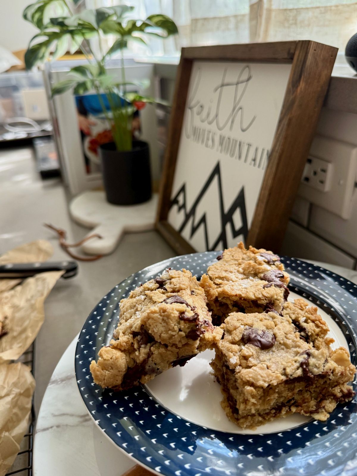 Tahini Maple Oat Bars with Dark Chocolate Chunks | These easy, healthy oat bars are packed with dark chocolate chunks and totally delicious despite being crazy healthy.  You can stir them together in just a couple minutes, and have an easy, healthy dessert ready to eat in less than an hour.  They also happen to be naturally gluten-free, dairy-free, and vegan. Perfect for a weeknight meal, healthy treat, or potluck dish. 