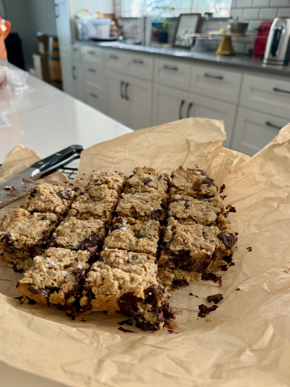 Tahini Maple Oat Bars with Dark Chocolate Chunks | These easy, healthy oat bars are packed with dark chocolate chunks and totally delicious despite being crazy healthy.  You can stir them together in just a couple minutes, and have an easy, healthy dessert ready to eat in less than an hour. 