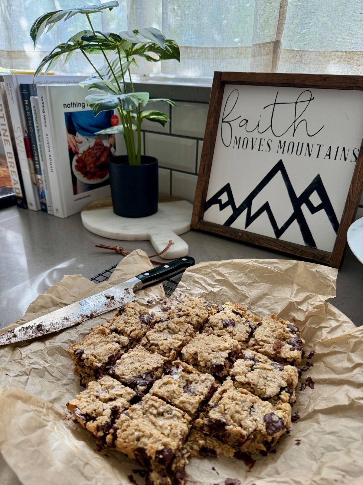 Tahini Maple Oat Bars with Dark Chocolate Chunks | These easy, healthy oat bars are packed with dark chocolate chunks and totally delicious despite being crazy healthy.  You can stir them together in just a couple minutes, and have an easy, healthy dessert ready to eat in less than an hour. 