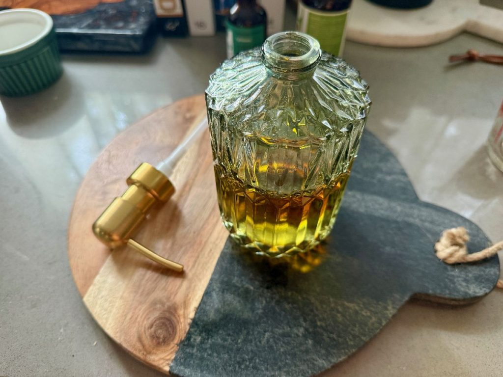 How to Make Clean, Moisturizing Body Oil | If you've been making healthy non-toxic beauty product swaps, this DIY homemade body oil recipe is super healthy, makes your skin feel amazing, & will save you money!  