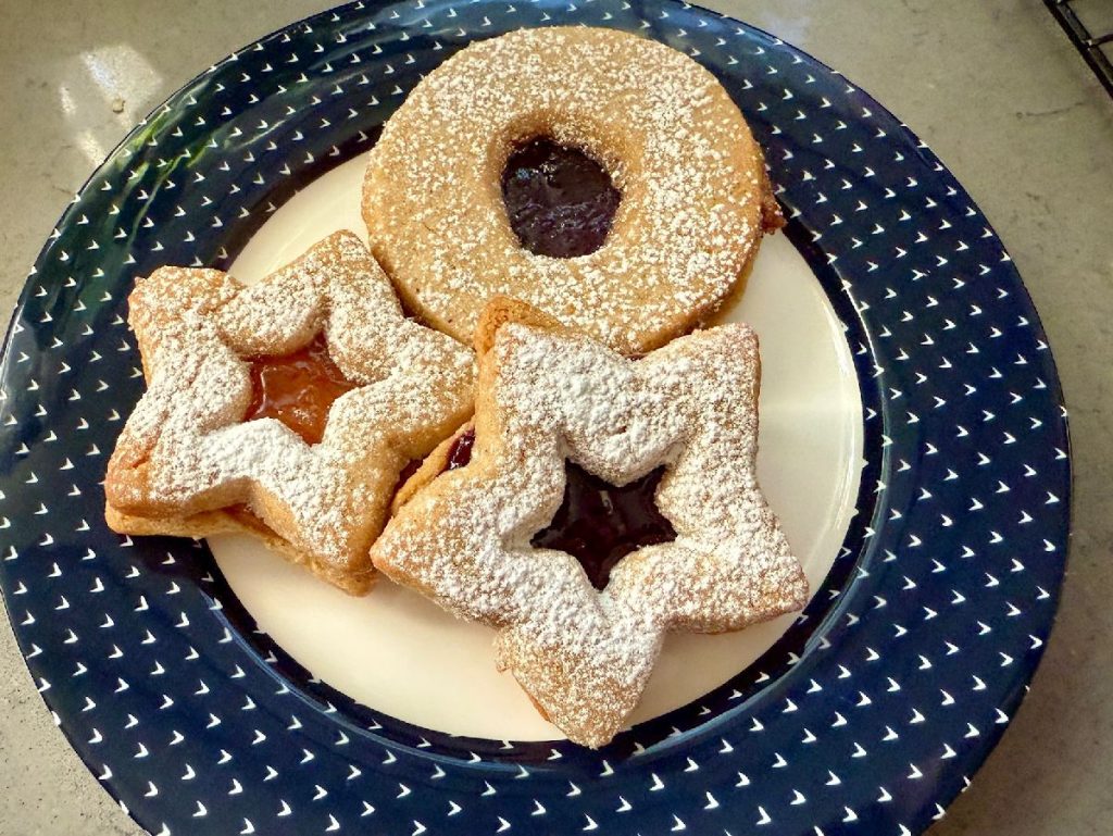 These spiced hazelnut linzer cookies are mouthwateringly good, and shockingly easy to make. The warmly spiced buttery cookies are filled with a tart jam for the perfect cozy snack!