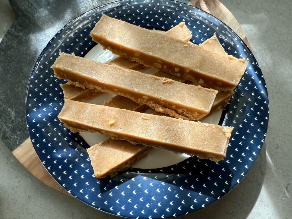 How to make a copycat version of Honey Mama's Peanut Butter Cookie Bar | This delicious, healthy no-bake dessert is SO easy to make, whipped up in just a few minutes and stays in the fridge for weeks. They're a perfect healthy dessert with real ingredients, a peanut butter lover's dream.