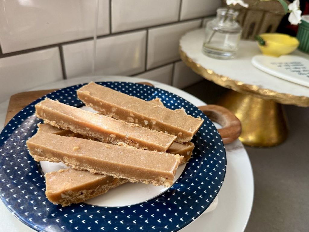 How to make a copycat version of Honey Mama's Peanut Butter Cookie Bar | This delicious, healthy no-bake dessert is SO easy to make, whipped up in just a few minutes and stays in the fridge for weeks.