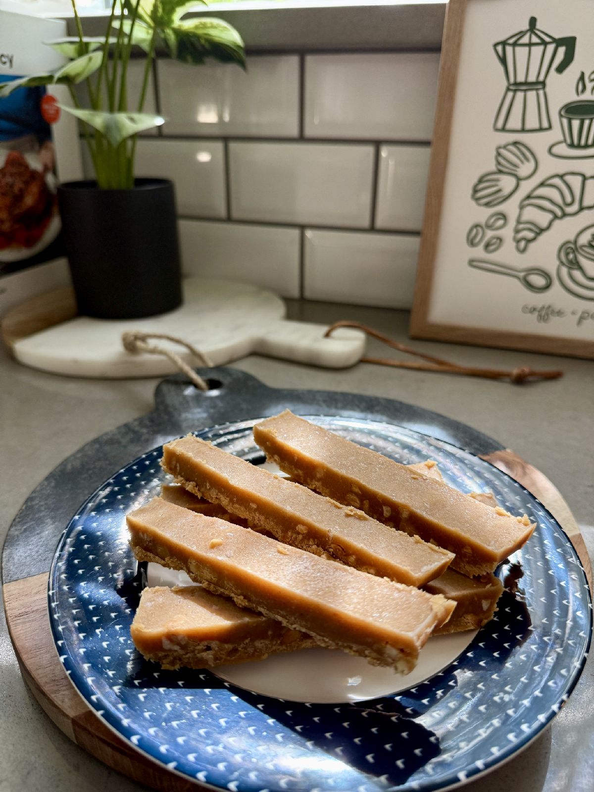 How to make a copycat version of Honey Mama's Peanut Butter Cookie Bar | This delicious, healthy no-bake dessert is SO easy to make, whipped up in just a few minutes and stays in the fridge for weeks. They're a perfect healthy dessert with real ingredients, a peanut butter lover's dream. They're also naturally gluten-free and dairy-free, and a great sweet treat snack to keep on hand.