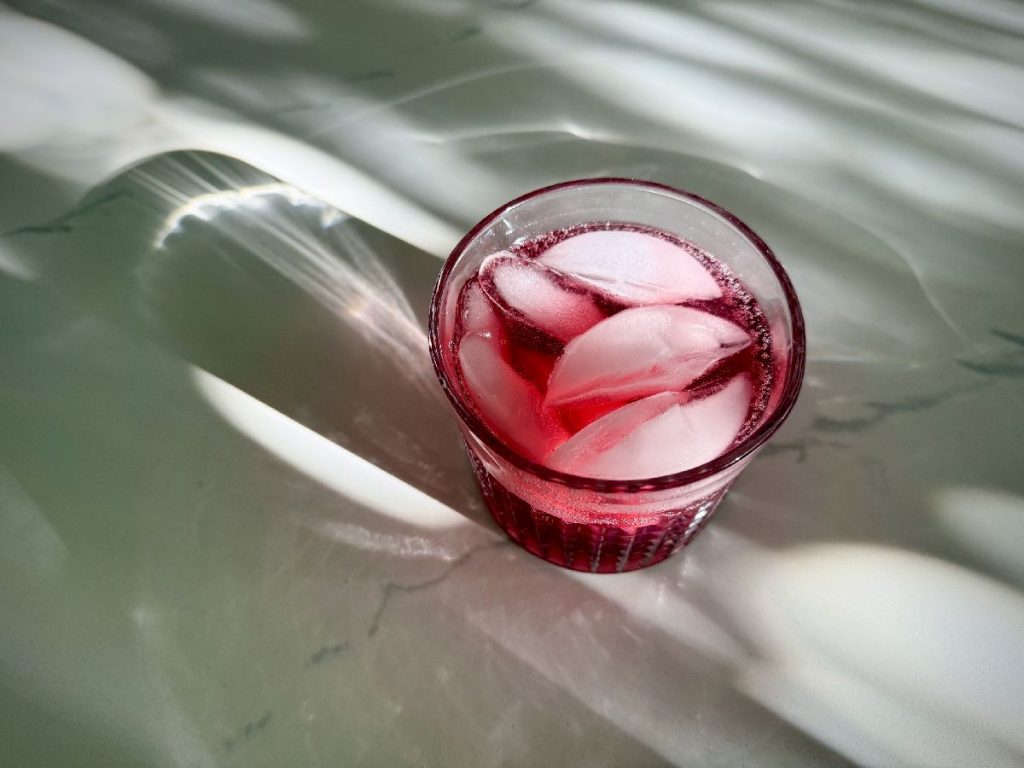How to make a delicious hibiscus-based bittersweet mocktail, like a non-alcoholic negroni