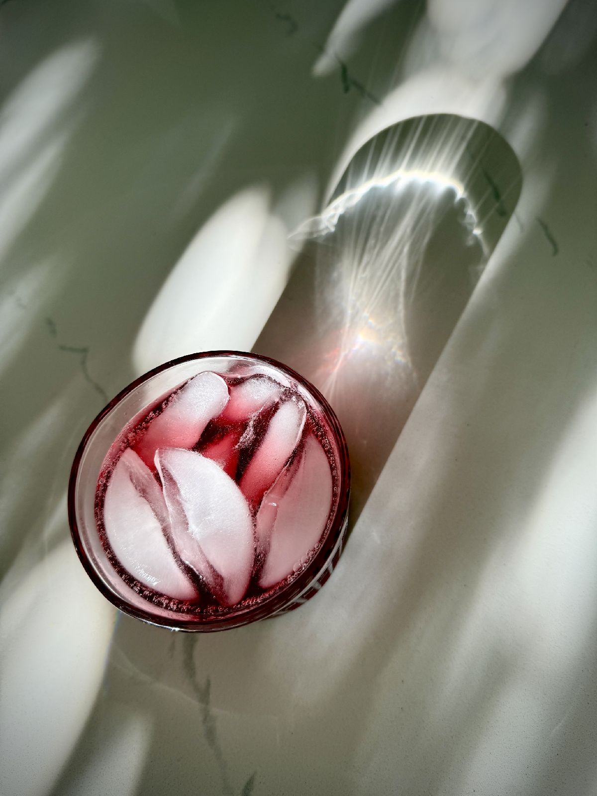 Delicious Bittersweet Mocktail: N/A Negroni | This hibiscus-based bittersweet mocktail is delicious & refreshing, along the lines of a non-alcoholic negroni. As a bonus, it has health benefits for your blood pressure, immune system, & digestion!  A spiced hibiscus non-alcoholic cocktail perfect for every night. 