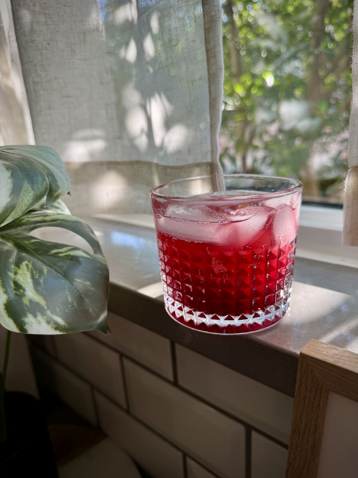 How to make a delicious hibiscus-based bittersweet mocktail, like a non-alcoholic negroni
