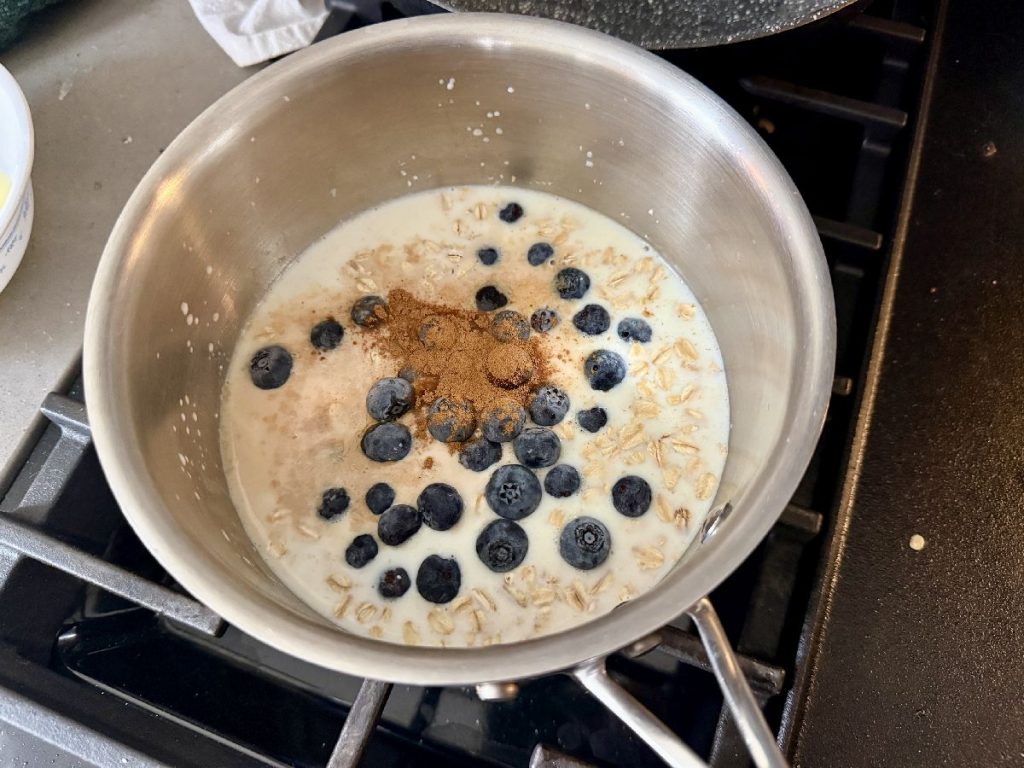 How to make custardy "oatmeal with egg" - a creamy custardy vanilla blueberry oatmeal that's ready in 5 minutes