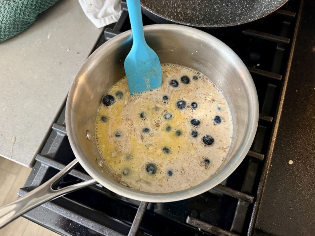 How to make custardy "oatmeal with egg" - a creamy custardy vanilla blueberry oatmeal that's ready in 5 minutes