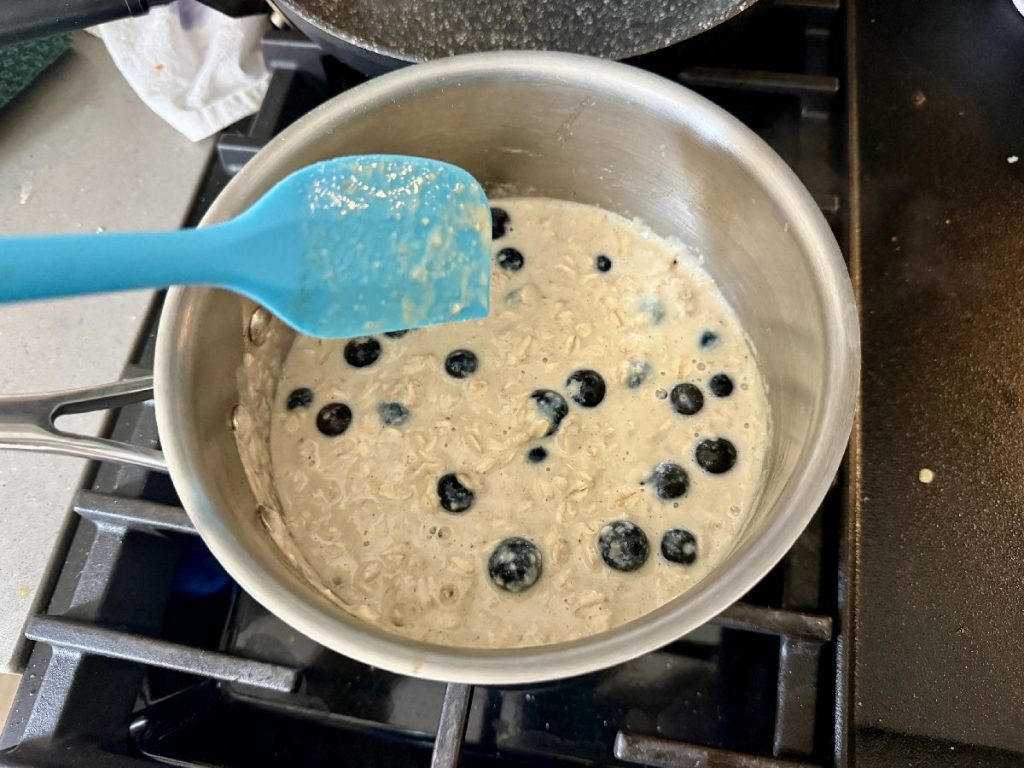 How to make custardy "oatmeal with egg" - a creamy custardy vanilla blueberry oatmeal that's ready in 5 minutes