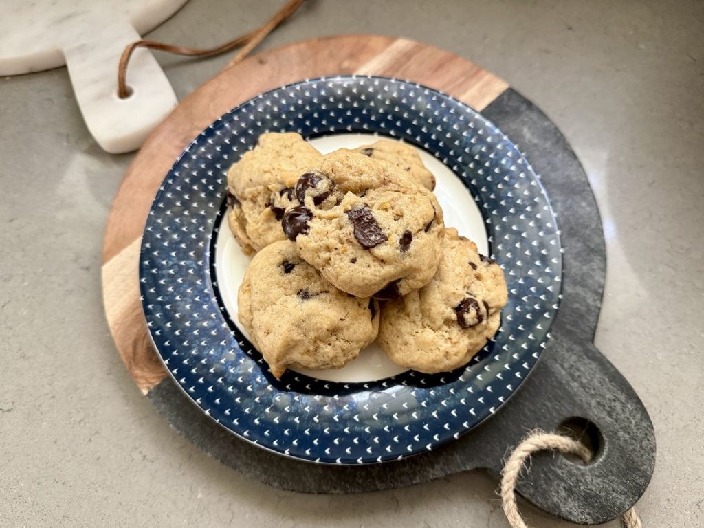 These orange tahini cookies with dark chocolate chunks are bursting with fresh orange flavor! 