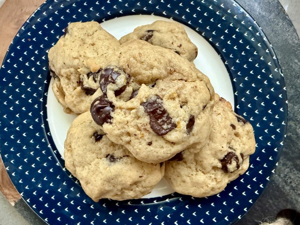 These orange tahini cookies with dark chocolate chunks are bursting with fresh orange flavor! 